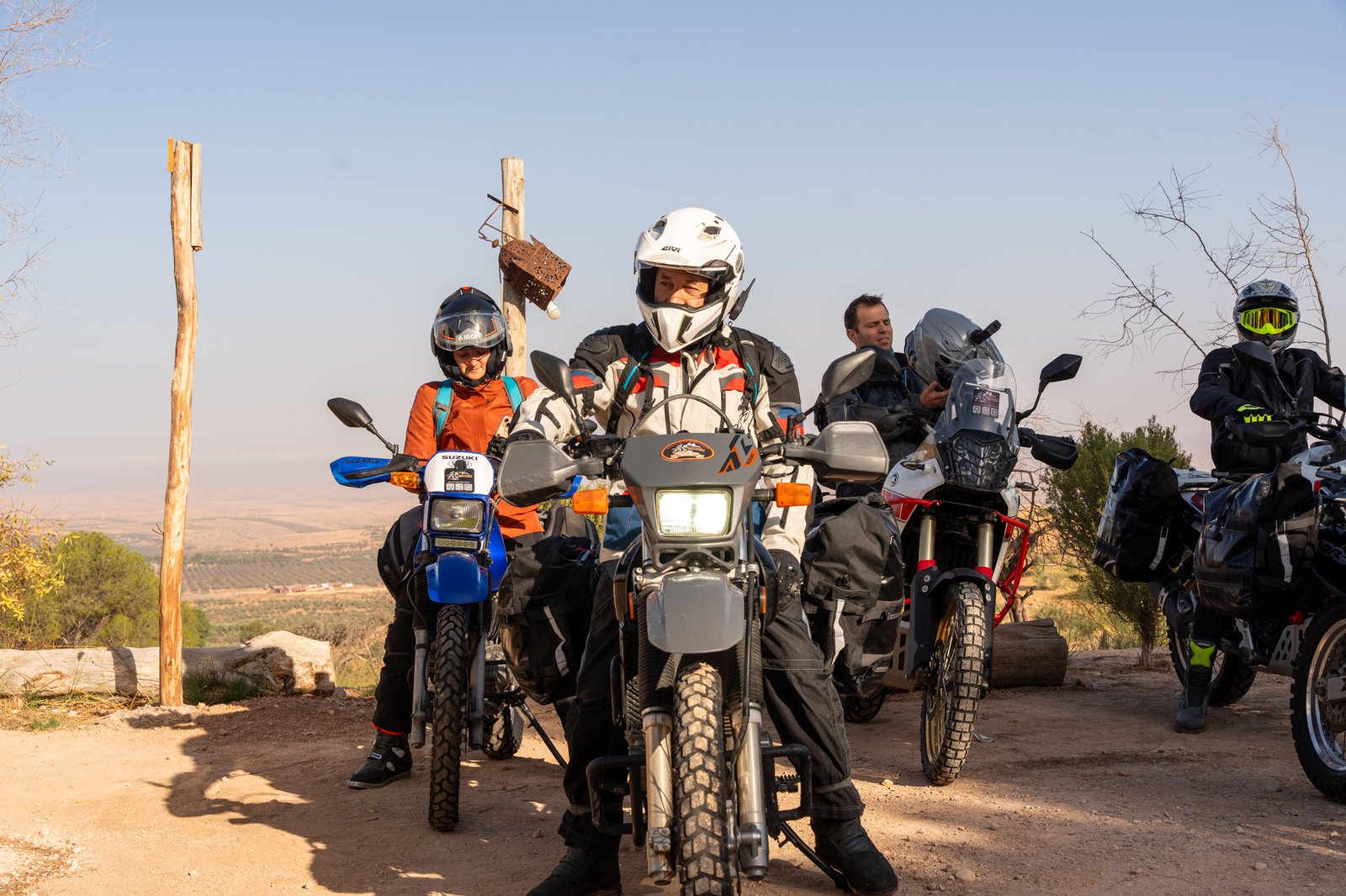 Groupe Keni Rides à un point de vue en montagne au Maroc