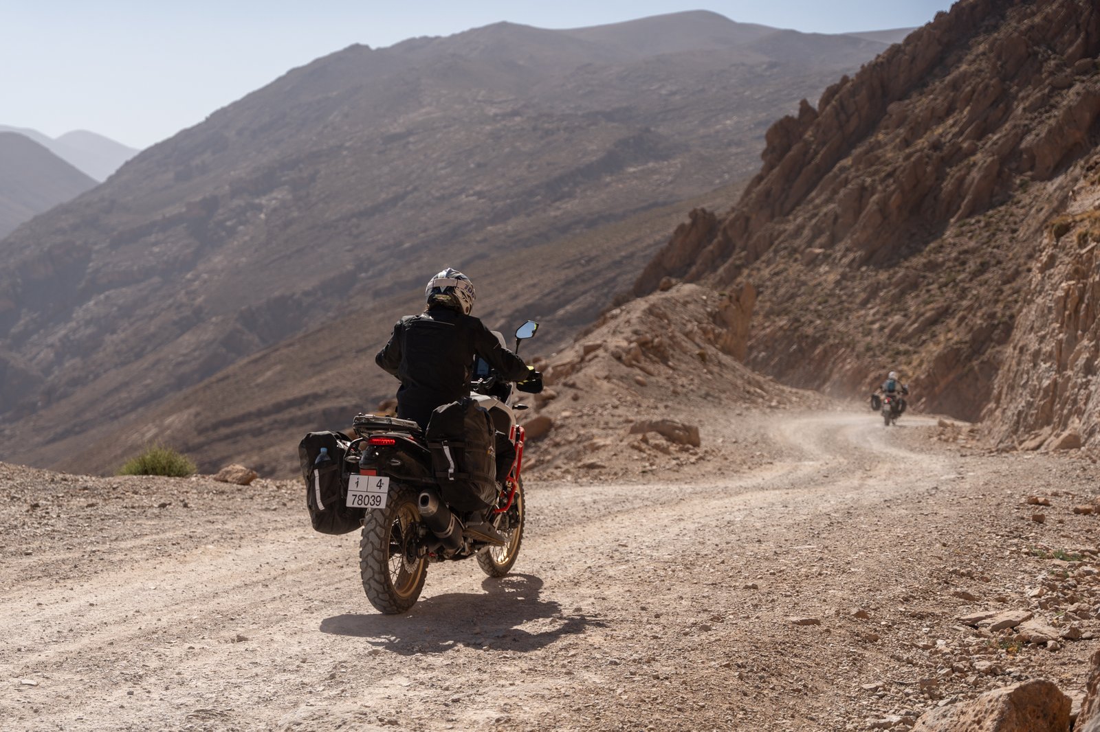 Moto descendant un col de montagne au Maroc