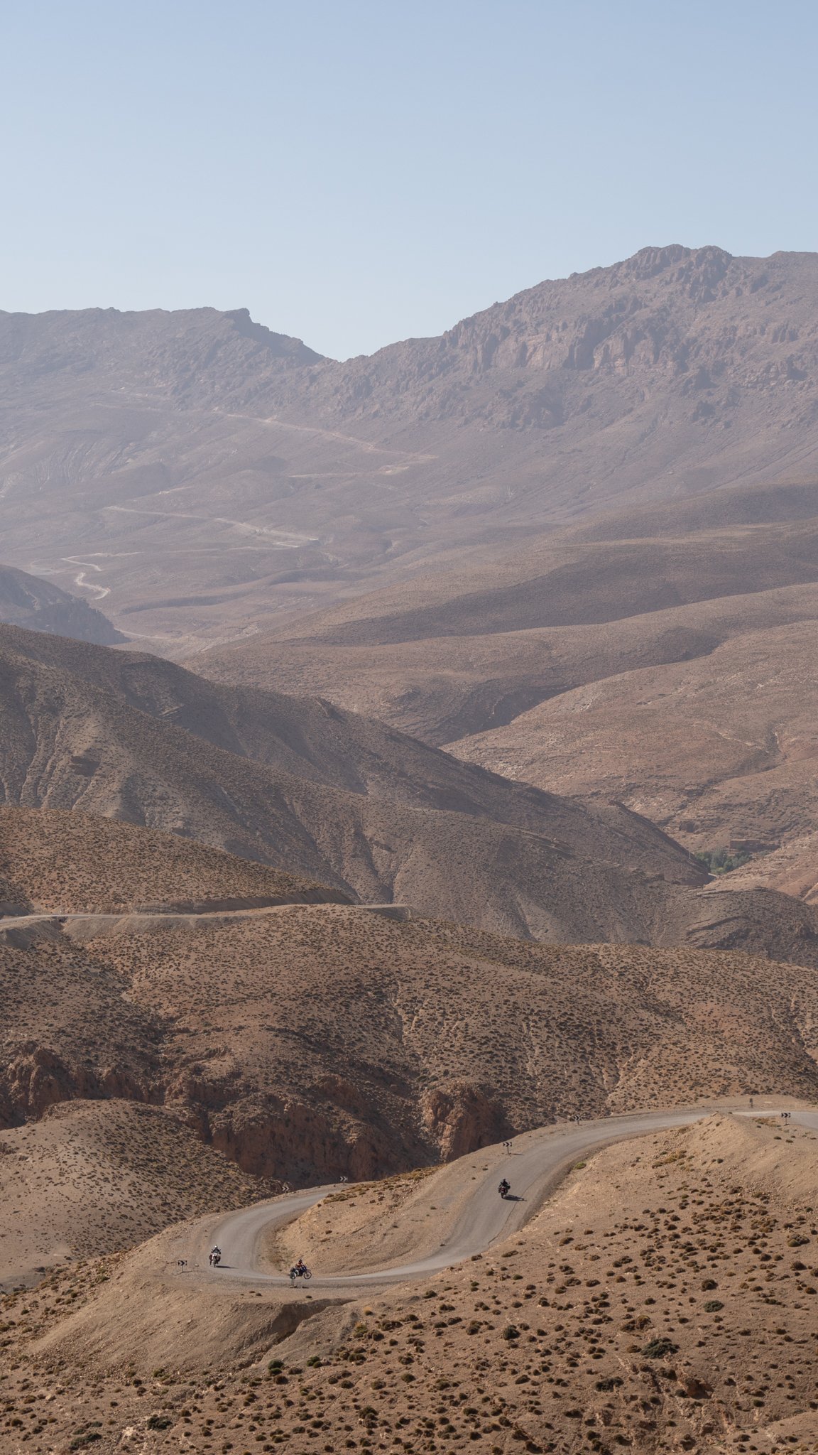 Vue aérienne d'une route de col de montagne au Maroc