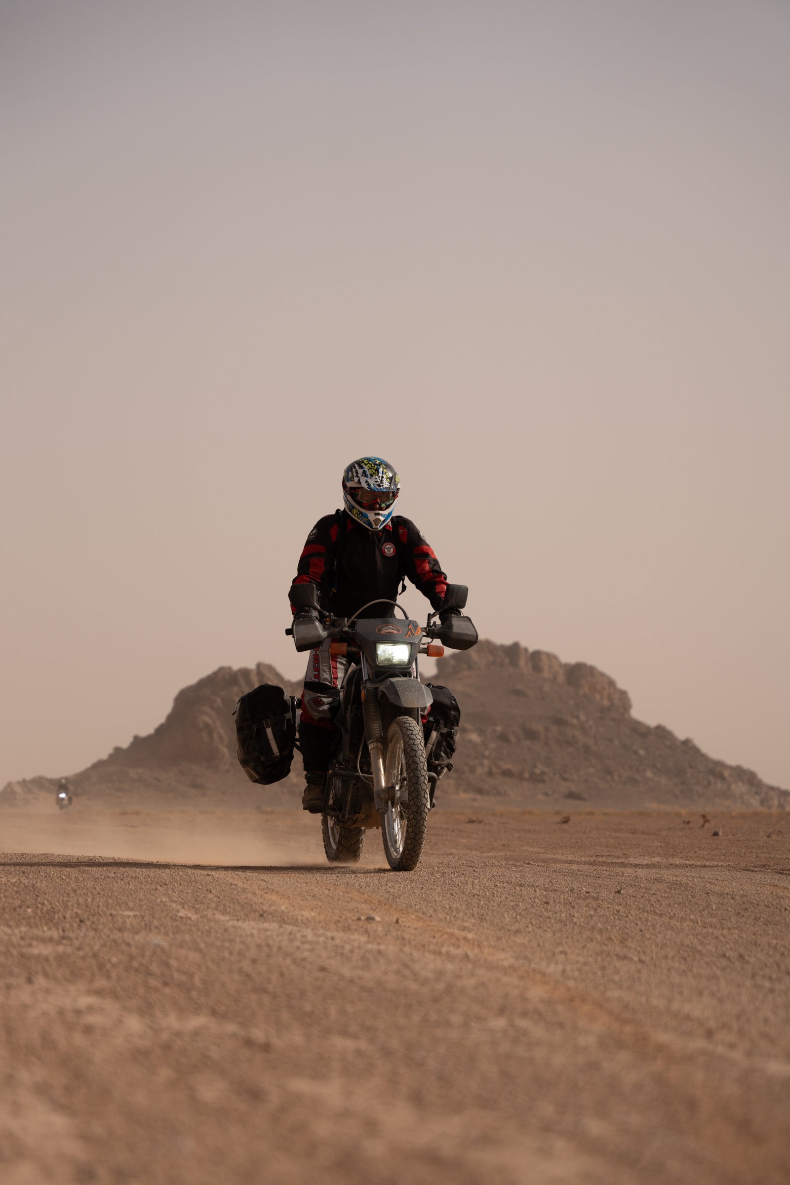Rider Keni Rides faisant une pause dans le désert