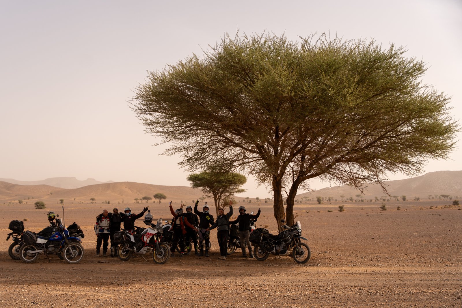 Riders traversant les plaines désertiques du Maroc