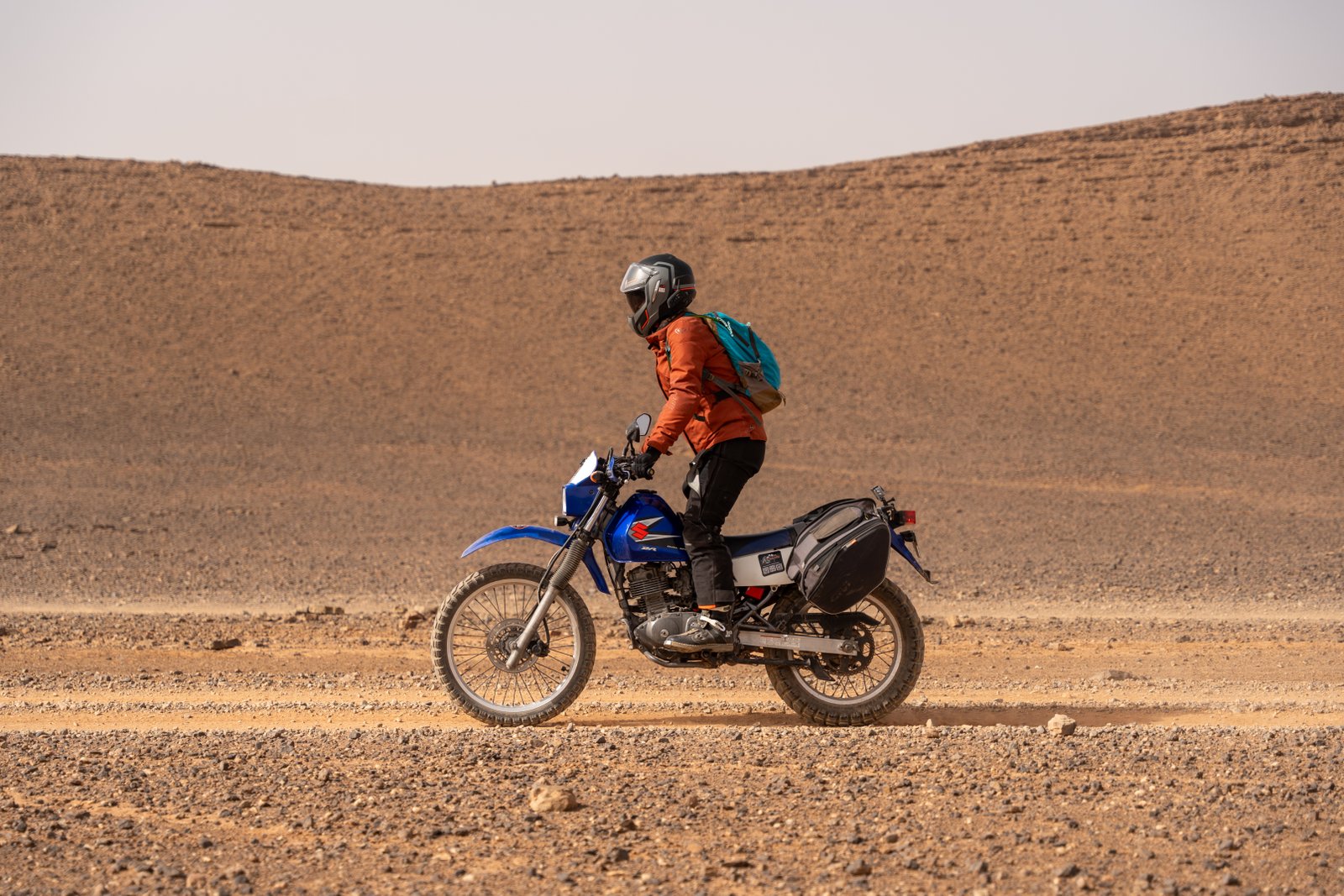 Rider debout sur les cale-pieds traversant le désert marocain