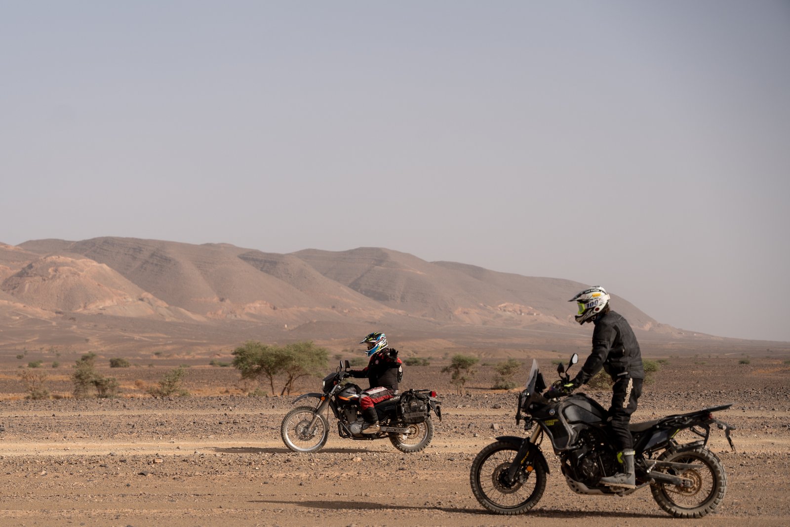 Riders se saluant dans le désert marocain